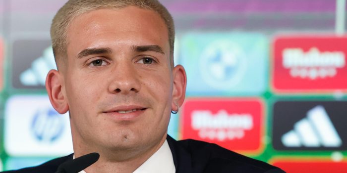 Franco Mastantuono habla en una rueda de prensa durante su presentación como nuevo jugador del Real Madrid en la Ciudad Deportiva de Valdebebas, en Madrid, España, el 14 de agosto de 2025. EFE/ Chema Moya