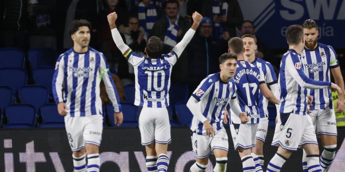 El delantero de la Real Sociedad Mikel Oyarzabal (2i) celebra el segundo gol de su equipo durante el partido de LaLiga entre la Real Sociedad y el Elche, este sábado en el estadio de Anoeta. EFE/ Javier Etxezarreta