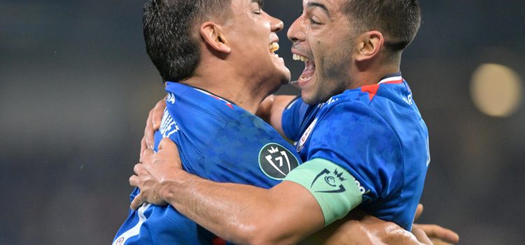 Eric Lira (d) y Gabriel Fernández de Cruz Azul celebran un gol este martes, en el partido de ida de octavos de final de la Copa de Campeones de CONCACAF en el estadio BBVA, Guadalupe (México). EFE/Miguel Sierra