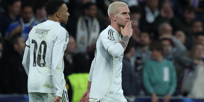 El delantero argentino del Real Madrid Franco Mastantuono celebra su gol, tercero del equipo blanco, durante el encuentro primera ronda de Liga de Campeones que Real Madrid y AS Mónaco disputaron en el estadio Santiago Bernabéu, en Madrid. EFE/Kiko Huesca