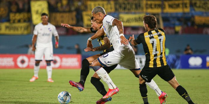 Foto de archivo de un partido entre Nacional y Peñarol. EFE/ Gastón Britos