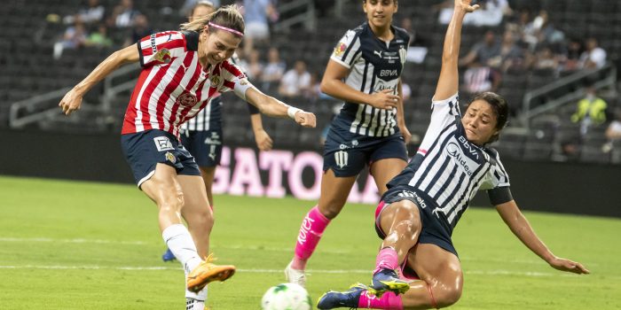 Rebeca Bernal (d) de Rayadas de Monterrey disputa el balón con Kinberly Guzman (i) de Chivas de Guadalajara durante el partido de vuelta correspondiente al campeón de Campeones de la Liga Femenil Mx celebrado en el estadio BBVA de la ciudad de Monterrey (México). Imagen de archivo. EFE/Miguel Sierra