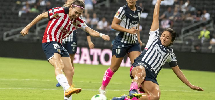 Rebeca Bernal (d) de Rayadas de Monterrey disputa el balón con Kinberly Guzman (i) de Chivas de Guadalajara durante el partido de vuelta correspondiente al campeón de Campeones de la Liga Femenil Mx celebrado en el estadio BBVA de la ciudad de Monterrey (México). Imagen de archivo. EFE/Miguel Sierra
