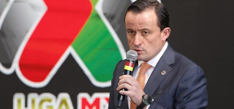 El presidente de la liga mexicana, Mikel Arriola, habla durante una rueda de prensa. Imagen de archivo. EFE/ Felipe Gutiérrez