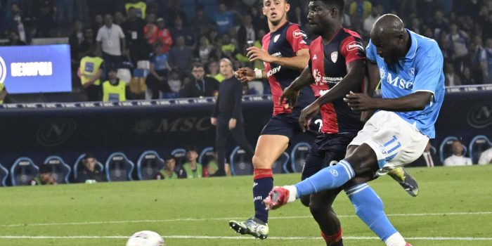 Romelu Lukaku, jugador del Nápoles, marca el 2-0 durante el partido ante el Cagliari, última jornada de la Serie A. EFE/EPA/CIRO FUSCO