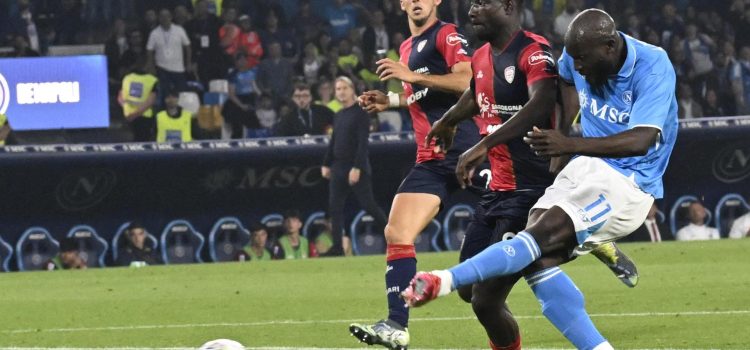 Romelu Lukaku, jugador del Nápoles, marca el 2-0 durante el partido ante el Cagliari, última jornada de la Serie A. EFE/EPA/CIRO FUSCO