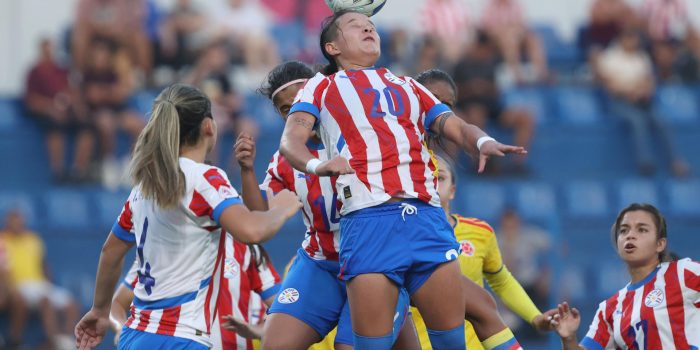 Diana Benítez (c), de Paraguay, cabecea un balón este jueves en un partido del Sudamericano Femenino Sub-20 ante Colombia en el estadio Luis Alfonso Giagni en Villa Elisa (Paraguay). EFE/ Juan Pablo Pino