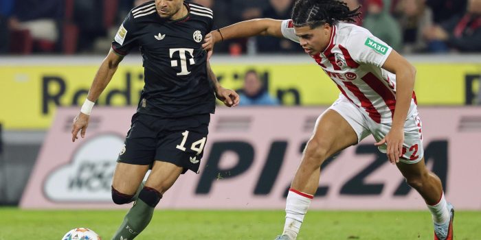 El colombiano Luis Díaz (i), del Bayern Múnich, y Jahmai Simpson-Pusey (d), del Colonia, en acción durante el partido disputado este miércoles, correspondiente a la Bundesliga. EFE/FRIEDEMANN VOGEL