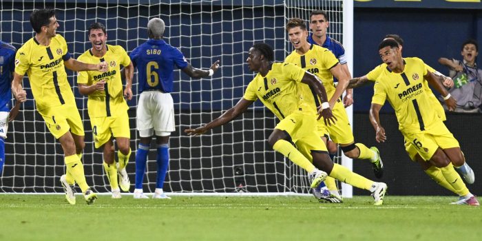 El delantero camerunés del Villarreal Etta Eyong (c) celebra su gol durante el partido de la primera jornada de LaLiga que Villarreal CF y Real Oviedo disputan este viernes en el estadio de La Cerámica. EFE/ Andreu Esteban