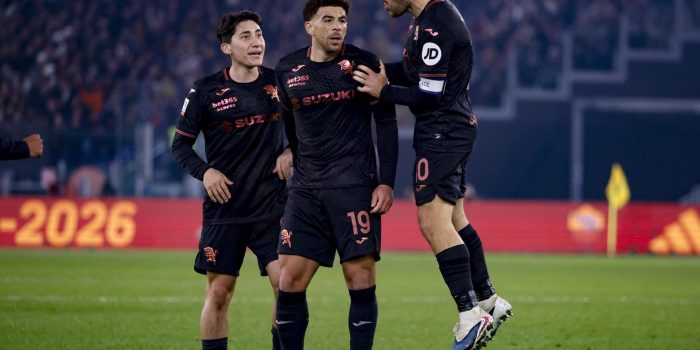 El jugador del Torino Che Adams (C) celebra con sus compañeros Emirhan Ilkhan (i) y Nikola Vlasic tras marcar ante el Roma en la Copa de Italia. EFE/EPA/FABIO FRUSTACI