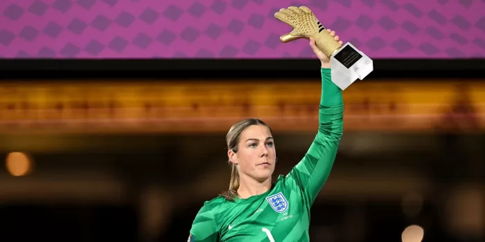 Mary Earps de Inglaterra posa con el Guante de Oro después del partido de fútbol final de la Copa Mundial Femenina de la FIFA 2023 entre España e Inglaterra en el Estadio Australia en Sydney, Australia. EFE/EPA/DEAN LEWINS