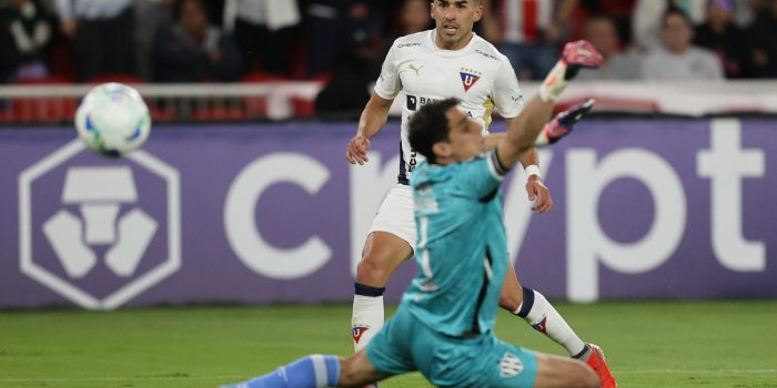 Lisandro Alzugaray, de la LDU Quito, anota un gol en un partido de la fase de grupos de la Copa Libertadores entre la LDU Quito y Central Córdoba en el estadio Rodrigo Paz Delgado en Quito (Ecuador). EFE/ José Jácome