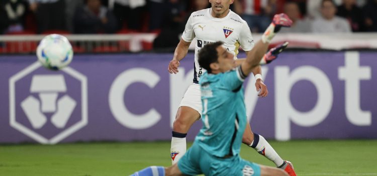 Lisandro Alzugaray, de la LDU Quito, anota un gol en un partido de la fase de grupos de la Copa Libertadores entre la LDU Quito y Central Córdoba en el estadio Rodrigo Paz Delgado en Quito (Ecuador). EFE/ José Jácome