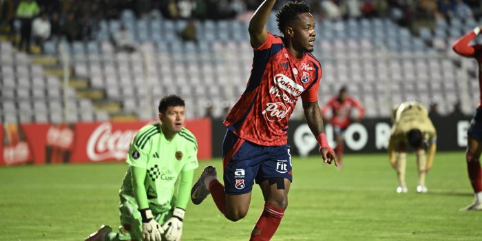 Alexis Serna, del Medellín, celebra un gol este miércoles en un partido de la la Copa Libertadores ante Cuscon en el estadio Inca Garcilaso de la Vega. EFE/ Paloma Del Solar