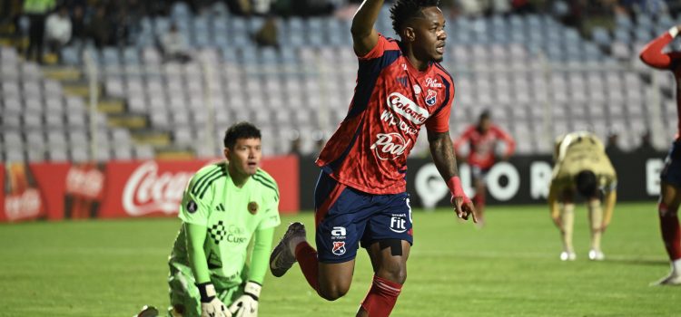Alexis Serna, del Medellín, celebra un gol este miércoles en un partido de la la Copa Libertadores ante Cuscon en el estadio Inca Garcilaso de la Vega. EFE/ Paloma Del Solar
