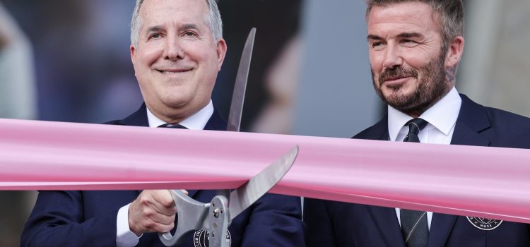 Jorge Mas (i) y el exfutbolista David Beckham, directivos del Inter Miami inauguran este sábado el Nu Stadium en Miami (Florida). EFE/EPA/CRISTOBAL HERRERA-ULASHKEVICH