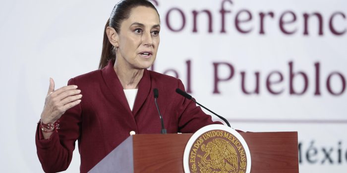 La presidenta de México, Claudia Sheinbaum, habla durante una rueda de prensa este martes, en el Palacio Nacional de la Ciudad de México (México). EFE/ José Méndez