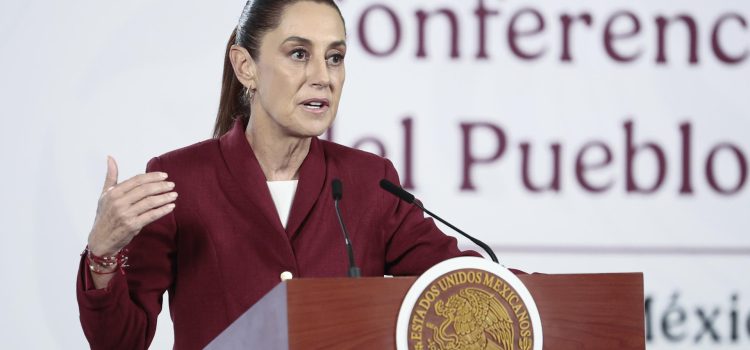 La presidenta de México, Claudia Sheinbaum, habla durante una rueda de prensa este martes, en el Palacio Nacional de la Ciudad de México (México). EFE/ José Méndez