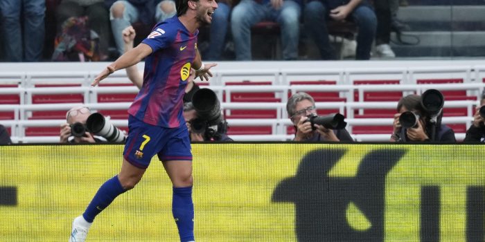El delantero del Barcelona Ferrán Torres celebra tras marcar el primer gol, durante el partido de la jornada 31 de LaLiga EA Sports que FC Barcelona y RCD Espanyol disputaron en el Camp Nou. EFE/Enric Fontcuberta