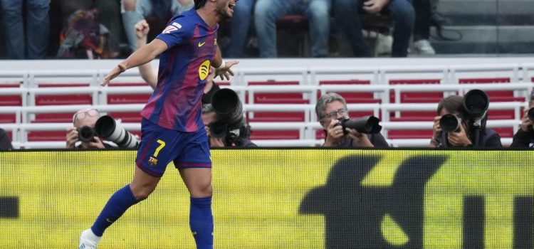 El delantero del Barcelona Ferrán Torres celebra tras marcar el primer gol, durante el partido de la jornada 31 de LaLiga EA Sports que FC Barcelona y RCD Espanyol disputaron en el Camp Nou. EFE/Enric Fontcuberta