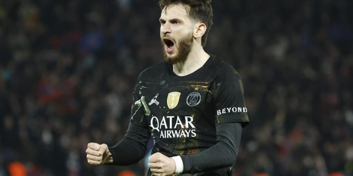 El jugador del PSG Khvicha Kvaratskhelia celebra el 4-2 durante el partido de ida de los octavos de final de la UEFA Champions League que han jugado Paris Saint-Germain y Chelsea FC, en París, Francia. EFE/EPA/MOHAMMED BADRA