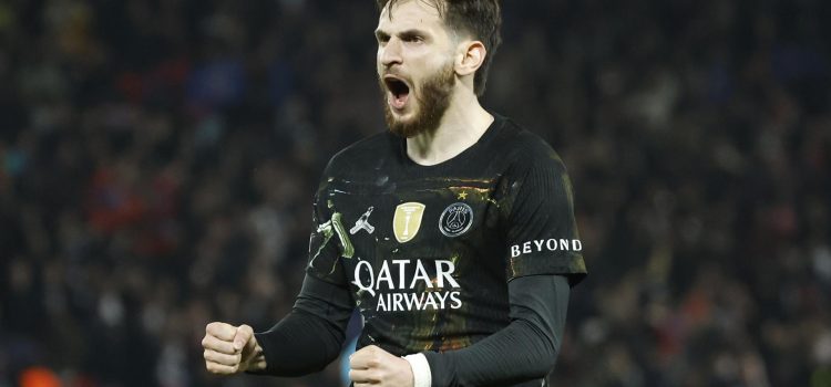 El jugador del PSG Khvicha Kvaratskhelia celebra el 4-2 durante el partido de ida de los octavos de final de la UEFA Champions League que han jugado Paris Saint-Germain y Chelsea FC, en París, Francia. EFE/EPA/MOHAMMED BADRA