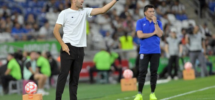El entrenador de Monterrey, Nicolás Sánchez, reacciona durante un partido de la Liga MX entre Monterrey y Queretaro en el estadio BBVA en Guadalupe (México). Imagen de archivo. EFE/Miguel Sierra