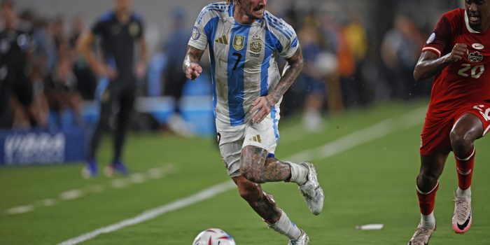 Fotografía de archivo de Rodrigo de Paul durante un partido de la Copa América 2024. EFE/CJ GUNTHER