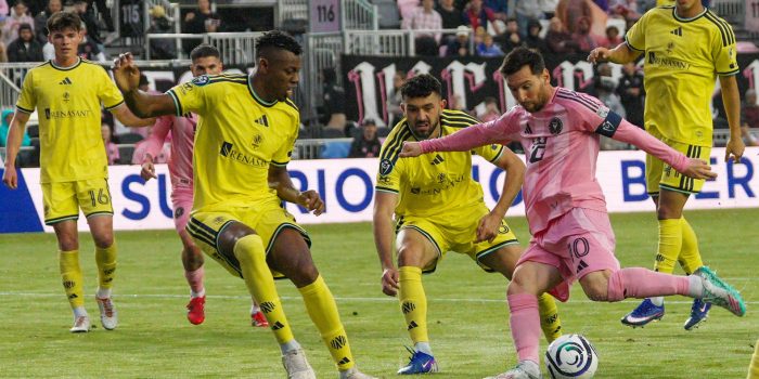 Lionel Messi (d), de Inter Miami, domina el balón ante la marca de Jeisson Palacios (i) y Patrick Yazbek, del Nashville, en un partido de octavos de final de la Copa de Campeones Concacaf en el estadio Chase en Fort Lauderdale. EFE/Alberto Boal