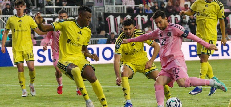 Lionel Messi (d), de Inter Miami, domina el balón ante la marca de Jeisson Palacios (i) y Patrick Yazbek, del Nashville, en un partido de octavos de final de la Copa de Campeones Concacaf en el estadio Chase en Fort Lauderdale. EFE/Alberto Boal