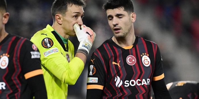 El español Álvaro Morata habla con el portero uruguayo del Galatasaray Fernando Muslera durante un partido de la Liga Europa del Galatasaray contra el AZ Alkmaar neerlandés. EFE/EPA/OLAF KRAAK