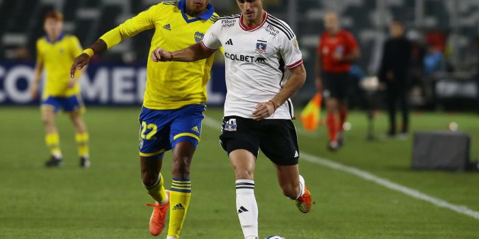 Bruno Gutiérrez (d) de Colo Colo disputa el balón con Sebastián Villa de Boca Juniors, en una fotografía de archivo. EFE/Osvaldo Villarroel