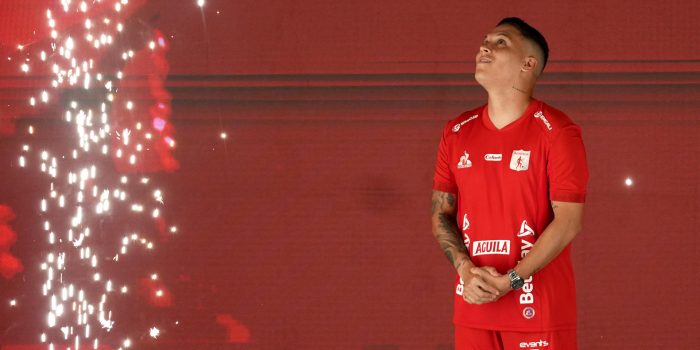 El creativo colombiano Juan Fernando Quintero fue presentado este jueves en la ciudad de Cali como refuerzo estelar del club América para 2025. EFE/ Ernesto Guzmán