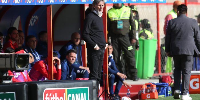 El seleccionador de Chile Ricardo Gareca (c) reacciona ante Bolivia en un partido por las eliminatorias sudamericanas para el Mundial 2026. EFE/Esteban Biba