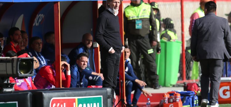 El seleccionador de Chile Ricardo Gareca (c) reacciona ante Bolivia en un partido por las eliminatorias sudamericanas para el Mundial 2026. EFE/Esteban Biba