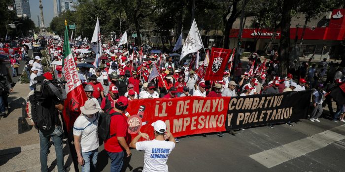 Miles de maestros de la Coordinadora Nacional de Trabajadores de la Educación y otros sindicatos marcharon este viernes por la principales avenidas de la Ciudad de México (México). EFE/Isaac Esquivel