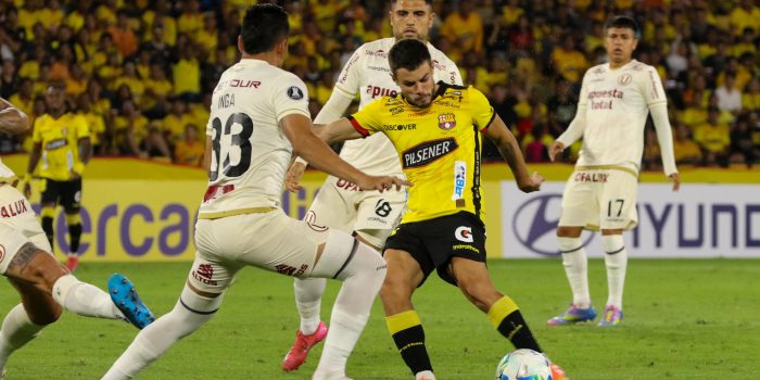 Joaquin Valiente (d) de Barcelona disputa un balón con Cesar Inga (i) de Universitario en un partido de la fase de grupos de la Copa Libertadores. EFE/ Jonathan Miranda