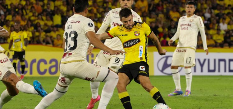 Joaquin Valiente (d) de Barcelona disputa un balón con Cesar Inga (i) de Universitario en un partido de la fase de grupos de la Copa Libertadores. EFE/ Jonathan Miranda