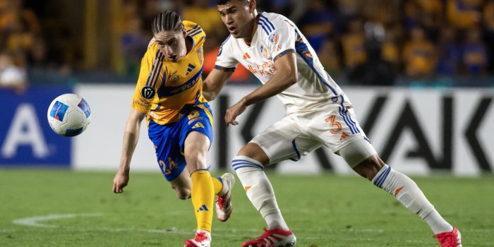 Marcelo Flores (i) de Tigres disputa el balón con Gilberto Flores de FC Cincinnati este martes, en un partido de vuelta de octavos de final de la CONCACAF Champions Cup entre Tigres y Cincinnati, en el Estadio Universitario de Monterrey (México). EFE/Miguel Sierra