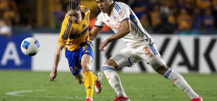 Marcelo Flores (i) de Tigres disputa el balón con Gilberto Flores de FC Cincinnati este martes, en un partido de vuelta de octavos de final de la CONCACAF Champions Cup entre Tigres y Cincinnati, en el Estadio Universitario de Monterrey (México). EFE/Miguel Sierra