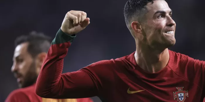 Cristiano Ronaldo, de Portugal, celebra después de marcar el 2-0 de penalti durante el partido de la fase de clasificación para la Eurocopa de 2024 contra Eslovaquia en Oporto. EFE/EPA/JOSE COELHO