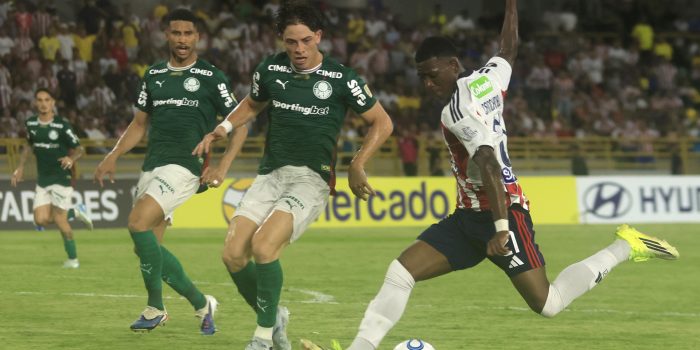 Joel Canchimbo (d), de Junior, disputa el balón con Agustín Giay (c), de Palmeiras, este miércoles en un partido de la Copa Libertadores en el estadio Olímpico Jaime Morón, en Cartagena (Colombia). EFE/ Ricardo Maldonado