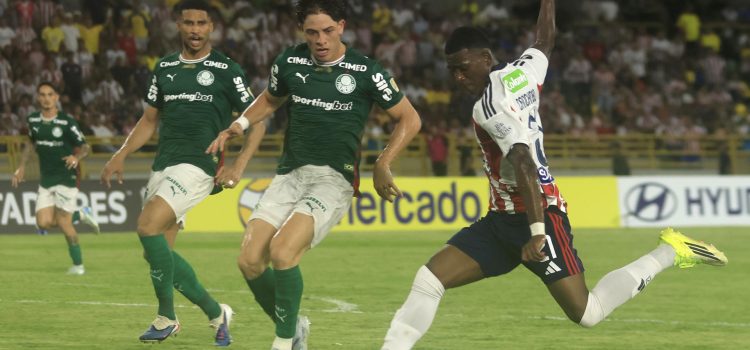 Joel Canchimbo (d), de Junior, disputa el balón con Agustín Giay (c), de Palmeiras, este miércoles en un partido de la Copa Libertadores en el estadio Olímpico Jaime Morón, en Cartagena (Colombia). EFE/ Ricardo Maldonado
