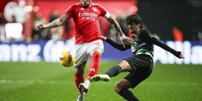 Trincao, del Sporting (D), lucha por el balón con Pavlidis, del Benfica, durante la final de la Copa de la Liga que ambos equipos disputaron en el l Estadio Magalhaes Pessoa, en Leiria, el pasado 11 de enero. EFE/EPA/PAULO CUNHA