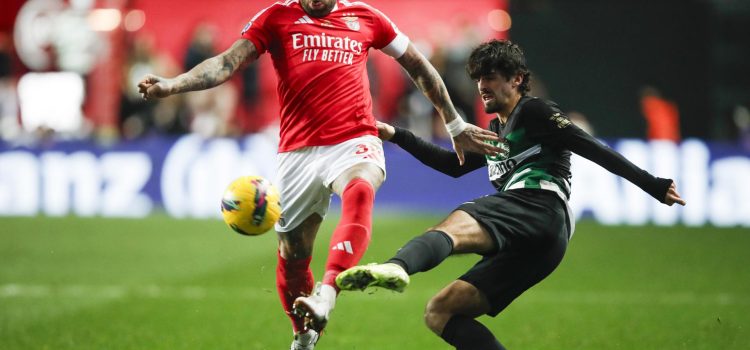 Trincao, del Sporting (D), lucha por el balón con Pavlidis, del Benfica, durante la final de la Copa de la Liga que ambos equipos disputaron en el l Estadio Magalhaes Pessoa, en Leiria, el pasado 11 de enero. EFE/EPA/PAULO CUNHA