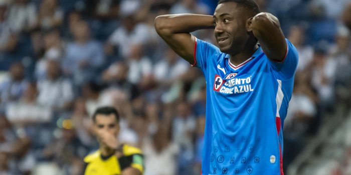 Fotografía de archivo de Michael Estrada de Cruz Azul durante un partido celebrado en el estadio BBVA de la ciudad de Monterrey (México). EFE/Miguel Sierra