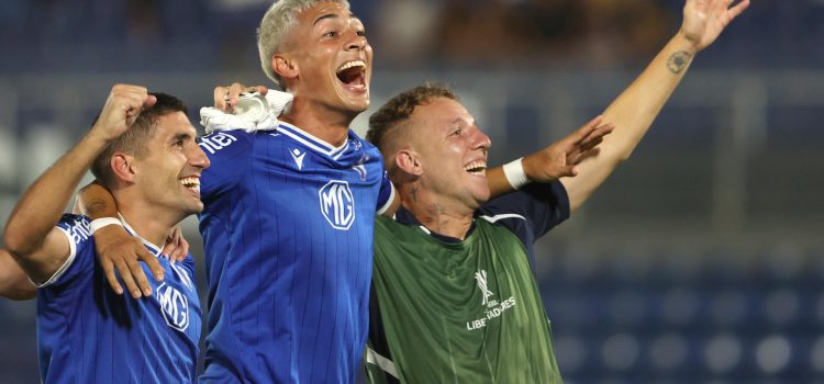 Jugadores de Juventud celebran tras derrotar este jueves al Guaraní en Asunción y clasificar a la tercera fase previa de la Copa Libertadores. EFE/ Juan Pablo Pino