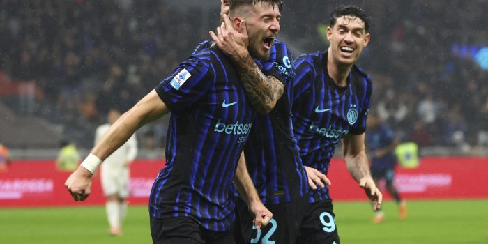 El jugador del Inter Petar Sucic celebra el 2-0 durante el partido de la Serie A que han jugado FC Inter y ACF Fiorentina, en Milán, Italia. EFE/EPA/GIUSEPPE COTTINI