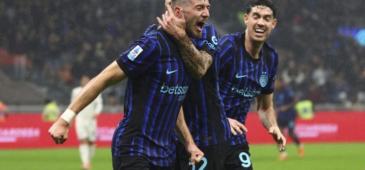 El jugador del Inter Petar Sucic celebra el 2-0 durante el partido de la Serie A que han jugado FC Inter y ACF Fiorentina, en Milán, Italia. EFE/EPA/GIUSEPPE COTTINI