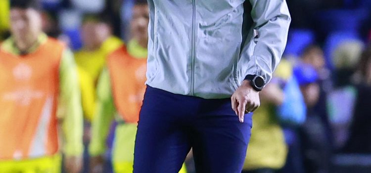 El entrenador de América André Jardine reacciona durante un partido de los octavos de final de la Copa de Campeones Concacaf entre América y Philadelphia en el estadio Ciudad de los Deportes, en Ciudad de México (México). Imagen de archivo. EFE/Sáshenka Gutiérrez